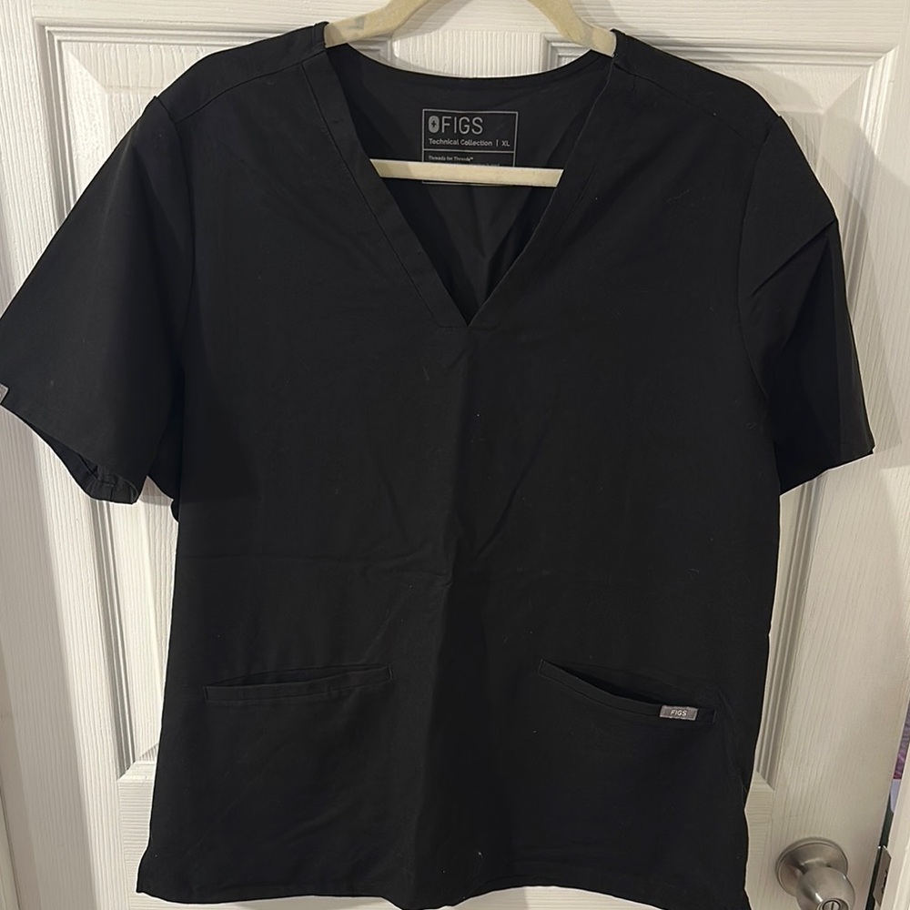 FIGS Women’s Black Casma 3-Pocket Scrub Top